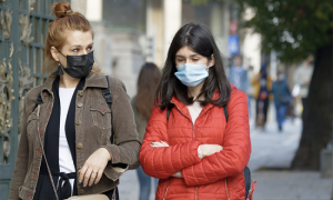 COVID ragazze marciapiede mascherina images articles vco ossola 2021 novembre thumb medium650 0