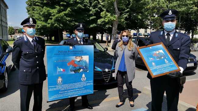 Consegna targa e poster 2 asl polizia penitenziaria