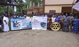 Foto di gruppo inaugurazione sala informatica in Benin