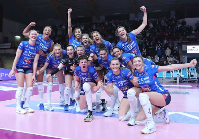 Igor braccia in alto