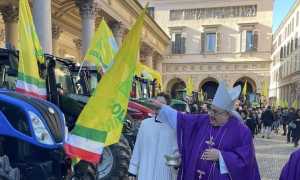 La benedizione dei trattori da parte di Monsignor Franco Giulio Brambilla