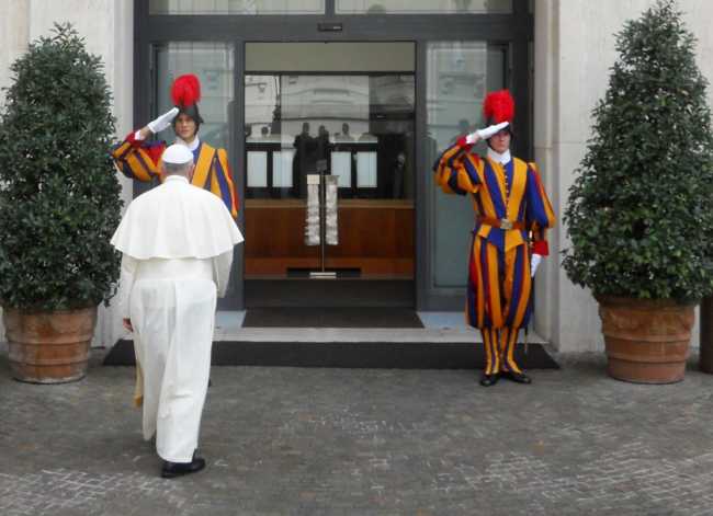 Papa Francesco entra nella Domus Sanctae Marthae