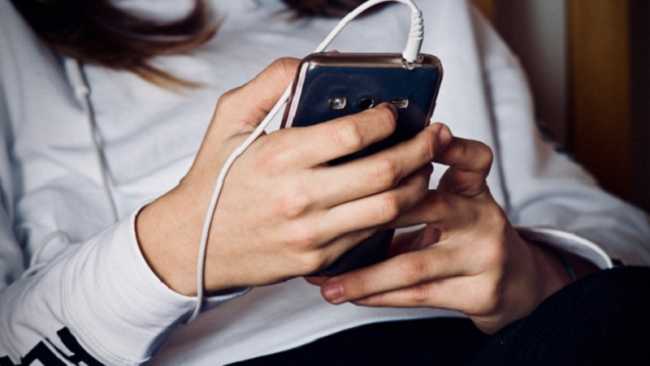 adolescente telefono