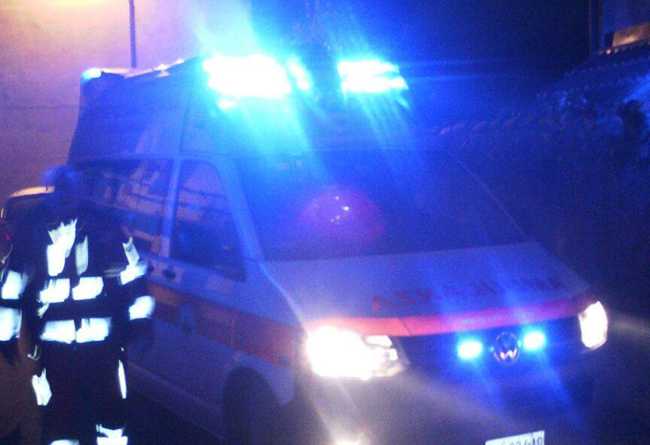 ambulanza notte uomo