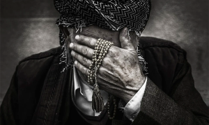 anziano mano vergogna