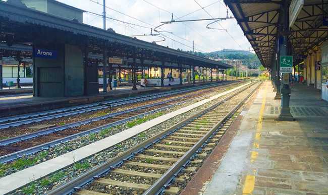 arona stazione binari