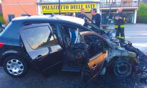 auto incendiata dormelletto