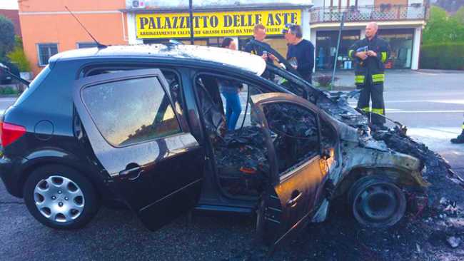 auto incendiata dormelletto