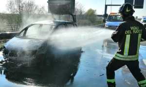 auto incendio galliate