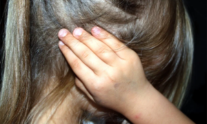 bambina mano orecchio