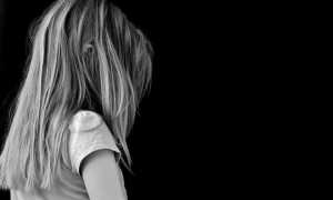 bambina triste spalle