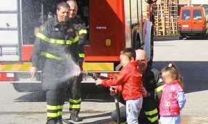 bambini pompieri vigili novara