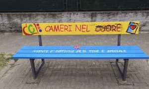 cameri panchina imbrattata