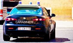 carabinieri pattuglia due auto dietro giorno