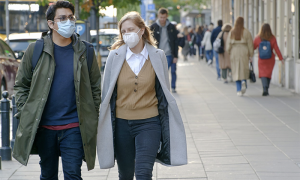 covid marciapiede gente