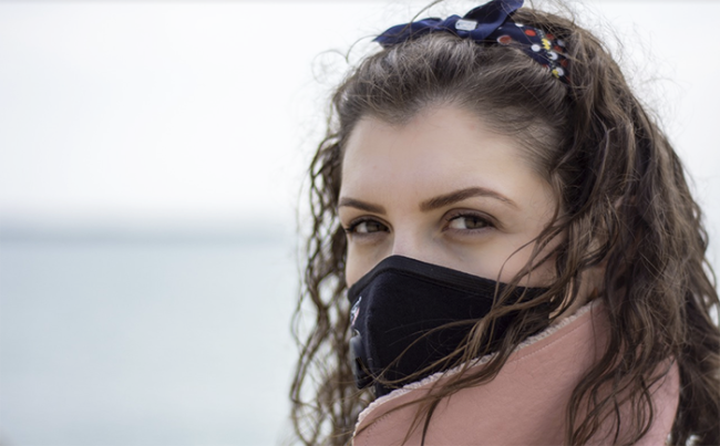 covid mascherina ragazza sguardo