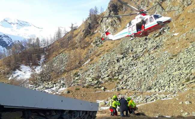 eliambulanza volo decollo uomini verricello