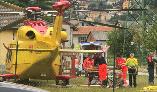 elicottero barella uomini campo rete case