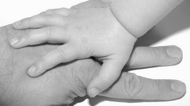 figlio genitore mani