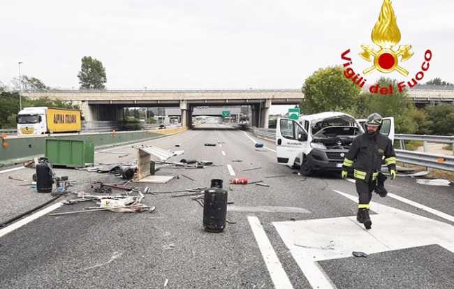 furgone autostrada incidente novara 21