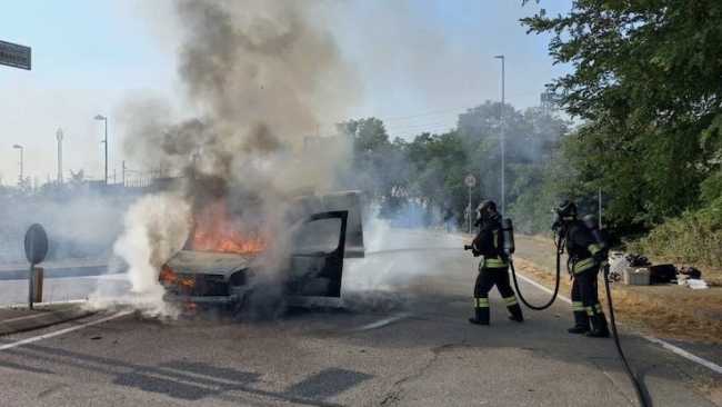 furgone incendio via americhe