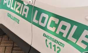 galliate polizia locale portiera auto
