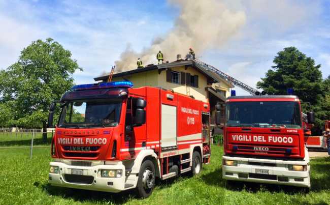 incendio caltignaga tetto due vigili