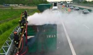 incendio camion rifiuti