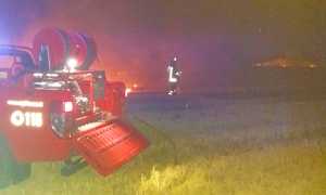 incendio sterpaglie notte vigili fuoco 17