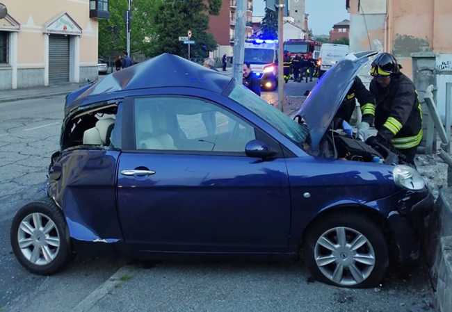 incidente auto muretto mag 19