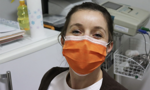 mascherina arancione sorriso covid