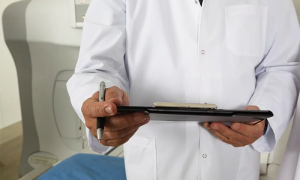 medico camice penna