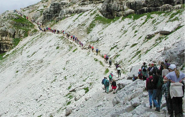 montagna fila sentiero folla