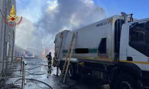 novara incendio camion compattatore