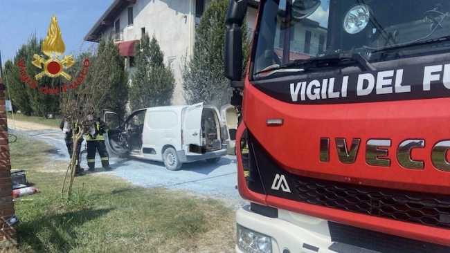 oleggio veicolo fiamme