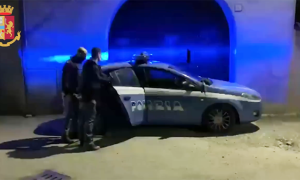 polizia notte auto ferma lampeggianti