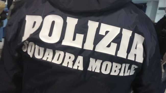 polizia squadra mobile spalle
