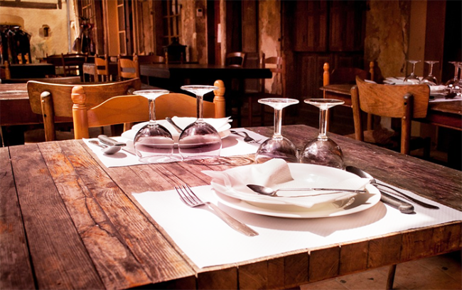 ristorante tavolo vuoto