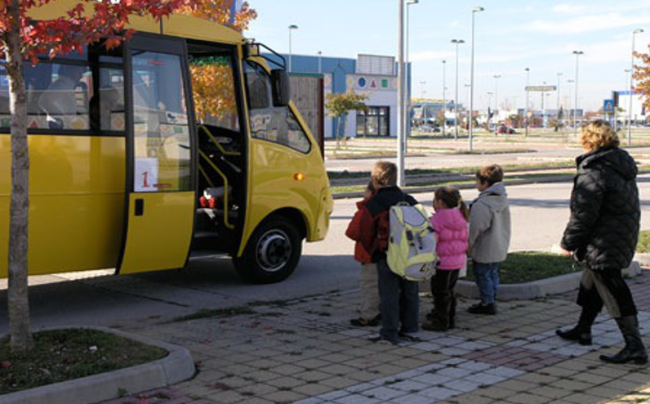scuolabus bambini coda