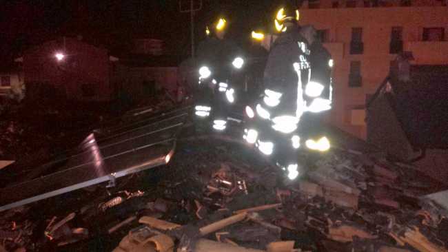 tetto incendio novara