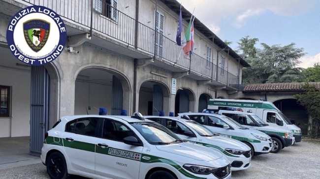 trecate polizia locale auto cortile