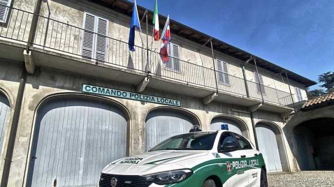 trecate polizia locale auto davanti comando