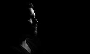 uomo al buio