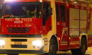vigili fuoco autopompa notte a