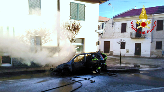 auto fiamme casalvolone