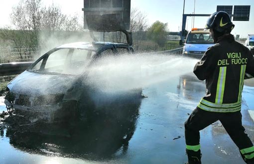 auto incendio galliate