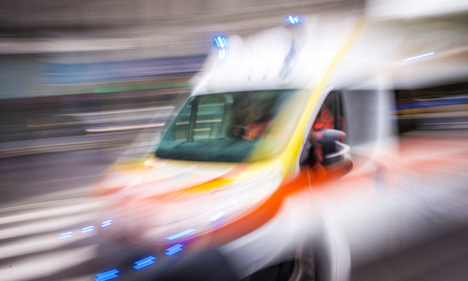 Con l'auto finisce nella risaia