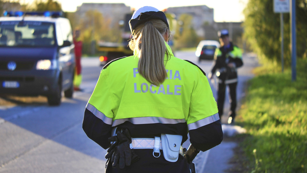 polizia locale spalle donna