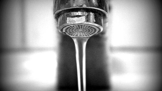Arona, perdita d'acqua. Prevista chiusura dalle 13.30 in via Cadorna-viale Baracca