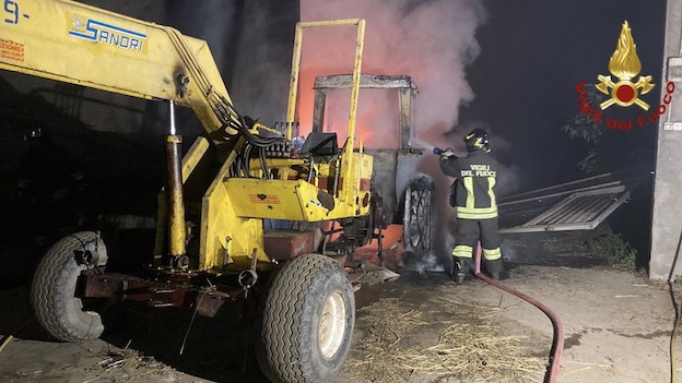 novara trattore fiamme